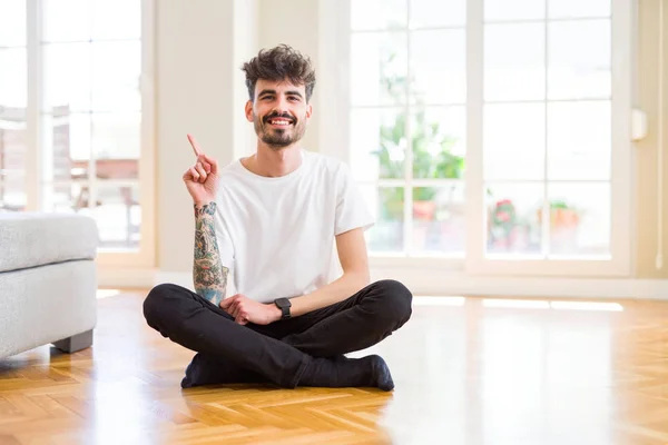 Jonge Man Werken Vergadering Casual Vloer Thuis Met Een Grote — Stockfoto