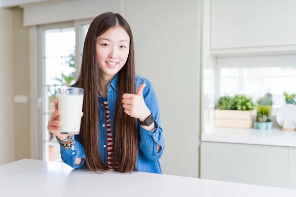 Hermosa Mujer Asiática Bebiendo Fresco Vaso Leche Feliz Con Gran —  Fotos de Stock