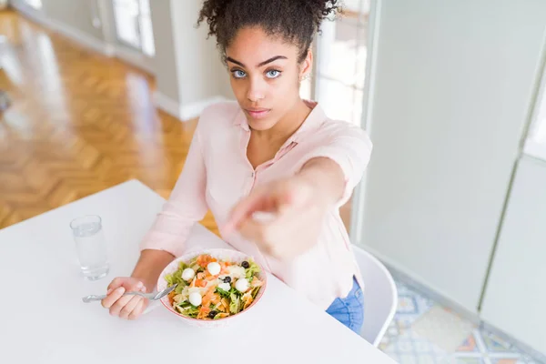 年轻的非洲裔美国妇女吃健康的意大利面沙拉用手指指向相机和你 手的标志 积极和自信的姿态 从前面 — 图库照片
