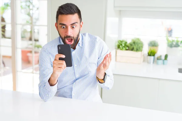 Bonito Homem Negócios Hispânico Usando Smartphone Muito Feliz Animado Expressão — Fotografia de Stock