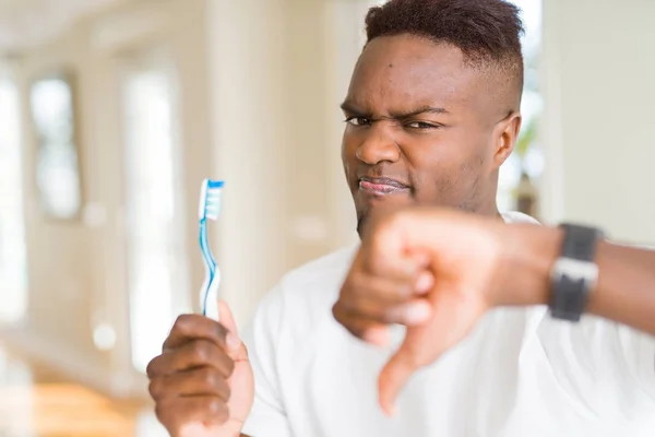 Hombre Afroamericano Sosteniendo Cepillo Dientes Con Cara Enojada Signo Negativo — Foto de Stock