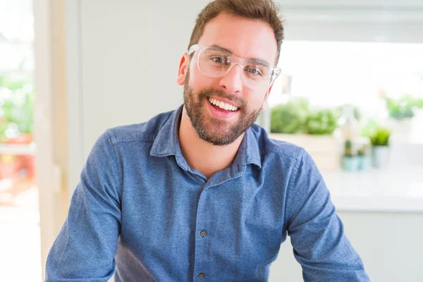 Schöner Mann mit Brille und entspanntem Lächeln in die Kamera — Stockfoto