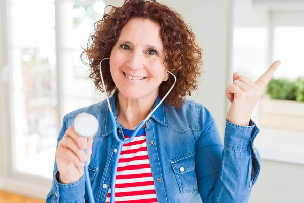 Seniorin Überprüft Gesundheit Mit Stethoskop Sehr Glücklich Zeigt Mit Hand — Stockfoto