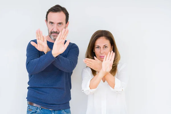 Hermosa Pareja Mediana Edad Amor Sobre Fondo Aislado Expresión Rechazo — Foto de Stock