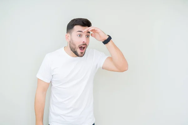 Der Junge Gutaussehende Mann Trägt Legeres Weißes Shirt Vor Isoliertem — Stockfoto