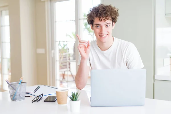 Jovem Estudante Trabalhando Estudando Usando Laptop Computador Muito Feliz Apontando — Fotografia de Stock