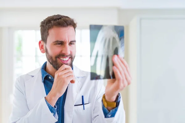 Doctor hombre mirando radiografía de rayos X haciendo examen corporal —  Fotos de Stock