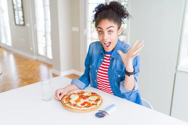 Joven Mujer Afroamericana Comiendo Pizza Casera Queso Mozzarella Muy Feliz —  Fotos de Stock