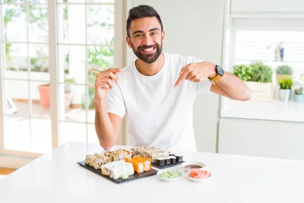 Hombre Hispano Guapo Comiendo Sushi Asiático Usando Palillos Muy Felices — Foto de Stock