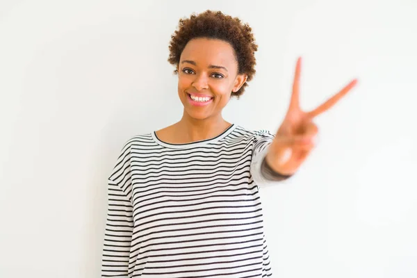 Jovem Mulher Americana Africana Bonita Vestindo Listras Suéter Sobre Fundo — Fotografia de Stock