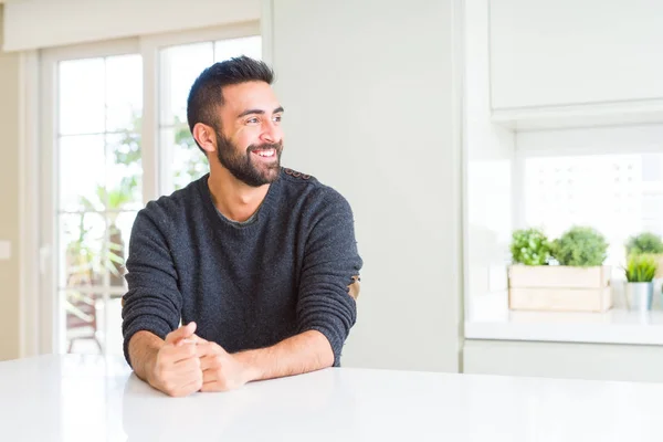 Hombre Hispano Guapo Usando Suéter Casual Casa Mirando Hacia Otro —  Fotos de Stock