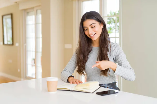 Mujer Joven Leyendo Libro Bebiendo Café Muy Feliz Señalando Con —  Fotos de Stock