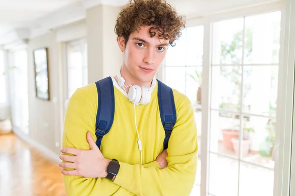 Jonge Student Man Met Hoofdtelefoon Rugzak Relaxed Met Ernstige Uitdrukking — Stockfoto