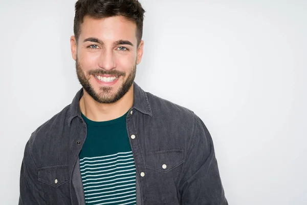 Joven Hombre Guapo Posando Modelando Sobre Fondo Gris Aislado —  Fotos de Stock