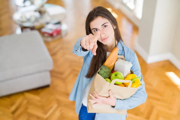 Hermosa Mujer Joven Sosteniendo Bolsa Papel Llena Alimentos Saludables Señalando —  Fotos de Stock