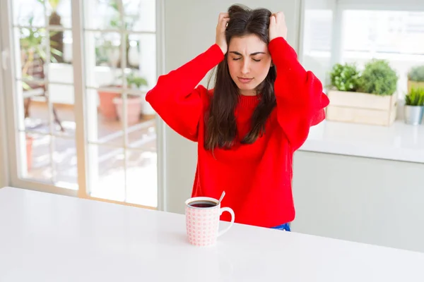 Schöne Junge Frau Trinkt Eine Tasse Schwarzen Kaffee Leiden Unter — Stockfoto