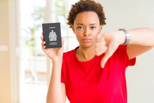 Jovem Afro Americana Segurando Passaporte Canadense Com Rosto Irritado Sinal — Fotografia de Stock