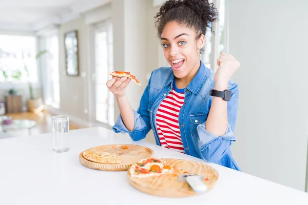 Junge Afrikanisch Amerikanische Frau Isst Zwei Hausgemachte Käsepizzen Schreit Stolz — Stockfoto