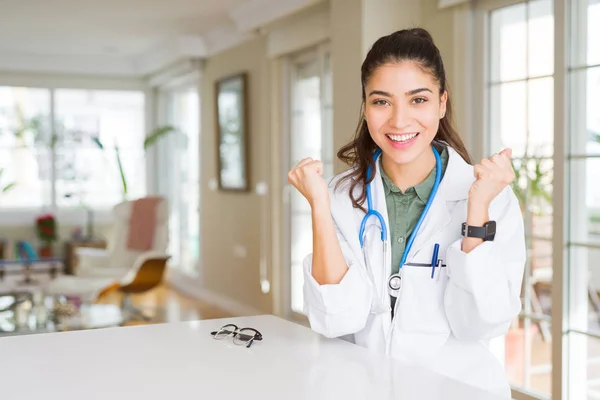 Ung Läkare Kvinna Bär Medicinsk Pälsen Vid Kliniken Firar Överraskad — Stockfoto