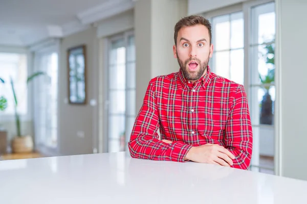 Hombre Guapo Con Camisa Colorida Asustado Sorprendido Con Expresión Sorpresa —  Fotos de Stock