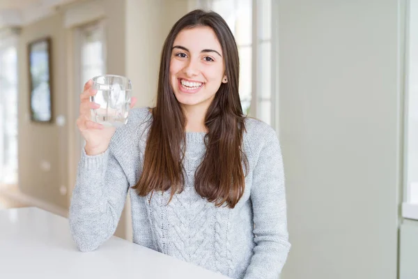 Vacker Ung Kvinna Dricka Ett Nytt Glas Vatten Med Ett — Stockfoto