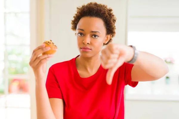Unga Afroamerikanska Kvinna Äta Choklad Chips Muffins Med Arga Ansikte — Stockfoto