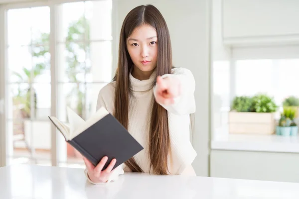 Mooie Aziatische Vrouw Lezen Van Een Boek Met Vinger Wijzen — Stockfoto