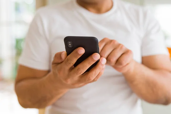 Detailní záběr rukou muže středního věku doma pomocí smartphonu — Stock fotografie