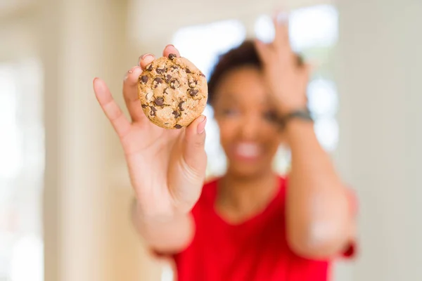 Junge Afrikanisch Amerikanische Frau Essen Schokoladenkekse Gestresst Mit Der Hand — Stockfoto