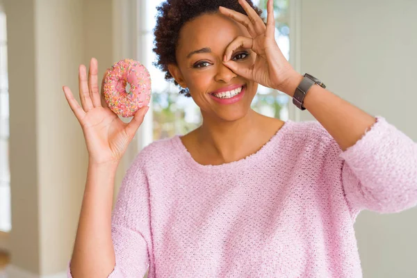 Joven Afroamericana Americana Comiendo Rosado Azúcar Donut Con Feliz Cara — Foto de Stock