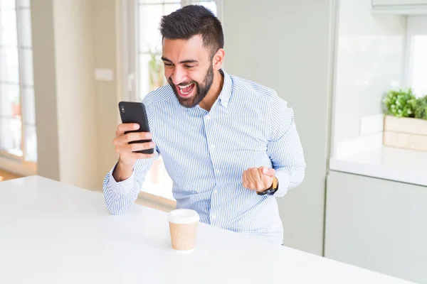 Bello Uomo Affari Ispanico Bere Caffè Utilizzando Smartphone Urlando Orgoglioso — Foto Stock