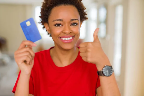 Junge Afrikanisch Amerikanische Frau Hält Kreditkarte Glücklich Mit Großem Lächeln — Stockfoto