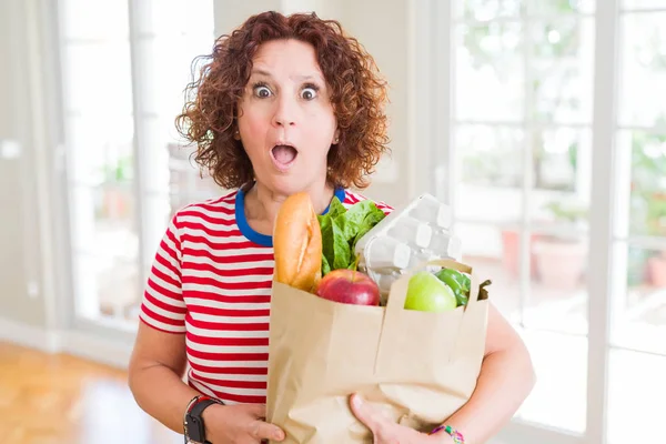 Femme Âgée Tenant Sac Papier Plein Épicerie Fraîche Supermarché Effrayé — Photo