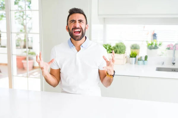 Yakışıklı Spanyol Adam Rahat Beyaz Shirt Evde Çılgın Kızgın Bağırarak — Stok fotoğraf