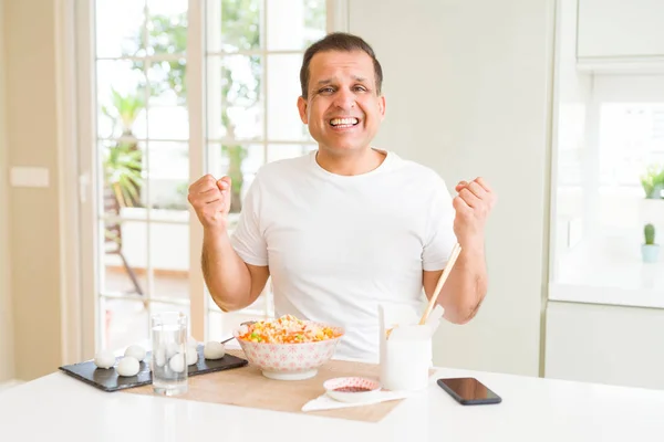 Hombre Mediana Edad Comiendo Comida Asiática Con Palillos Casa Celebrando — Foto de Stock