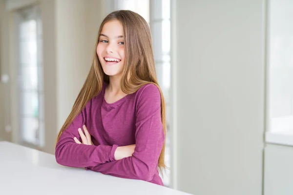 Menina Bonita Garoto Mesa Branca Rosto Feliz Sorrindo Com Braços — Fotografia de Stock