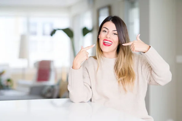 Giovane Bella Donna Che Indossa Maglione Invernale Casa Sorridente Fiducioso — Foto Stock