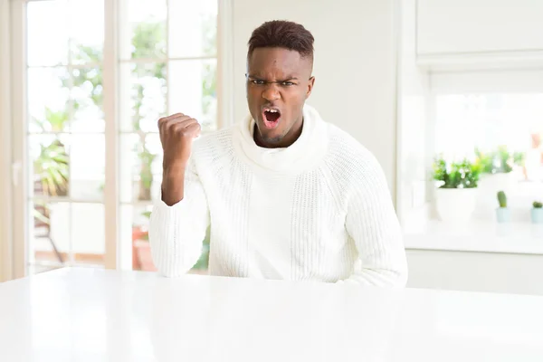 Knappe Afro Amerikaanse Man Witte Tafel Boos Gekke Verhogen Vuist — Stockfoto