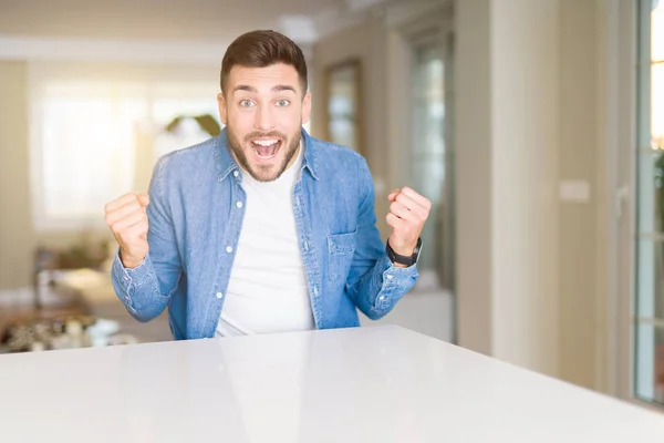 Jonge Knappe Man Thuis Vieren Verrast Verbaasd Voor Succes Met — Stockfoto