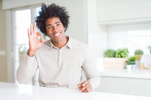Američan Afričana Muž Doma Usmívala Pozitivní Jednání Znamení Rukou Prstů — Stock fotografie