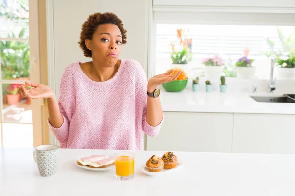 Mladá Africká Americká Žena Jíst Breaksfast Ráno Domácí Bezradný Zmateni — Stock fotografie