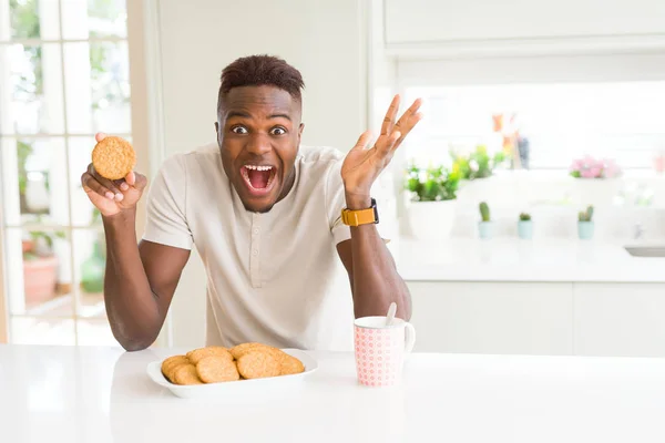 Hombre Afroamericano Comiendo Galletas Integrales Saludables Muy Feliz Emocionado Expresión — Foto de Stock