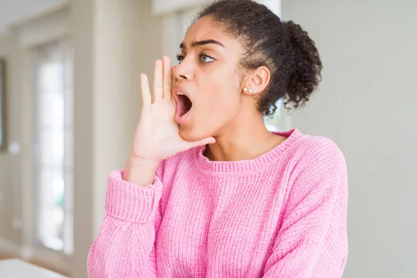 Beautiful Young African American Woman Afro Hair Shouting Screaming Loud — Stock Photo, Image