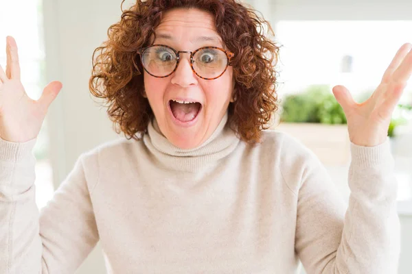 Die Schöne Seniorin Mit Rollkragenpullover Und Brille Feiert Verrückt Und — Stockfoto