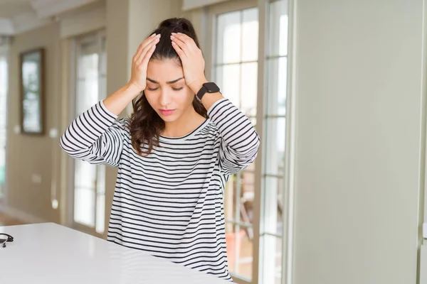 Ung Vakker Kvinne Hjemme Som Lider Hodepine Desperat Stresset Grunn – stockfoto