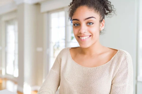 Mulher Americana Africana Bonita Jovem Com Cabelo Afro Com Sorriso — Fotografia de Stock