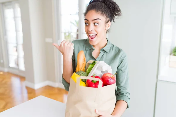 Joven Afroamericana Chica Sosteniendo Bolsa Papel Comestibles Supermercado Señalando Mostrando — Foto de Stock