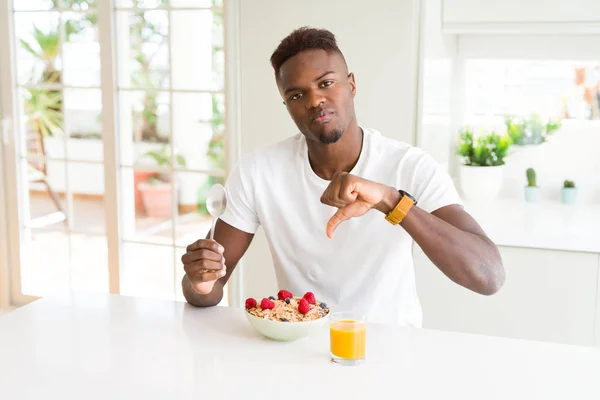 Jovem Afro Americano Tomando Café Manhã Saudável Manhã Com Rosto — Fotografia de Stock