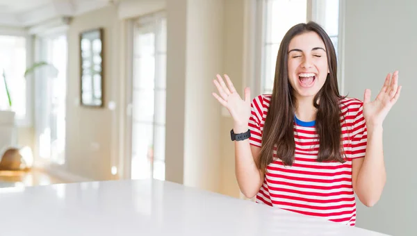 Bella Giovane Donna Indossa Casual Strisce Shirt Che Celebrano Pazzo — Foto Stock