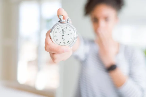 Jeune Femme Afro Américaine Tenant Bouche Couverture Chronomètre Avec Main — Photo